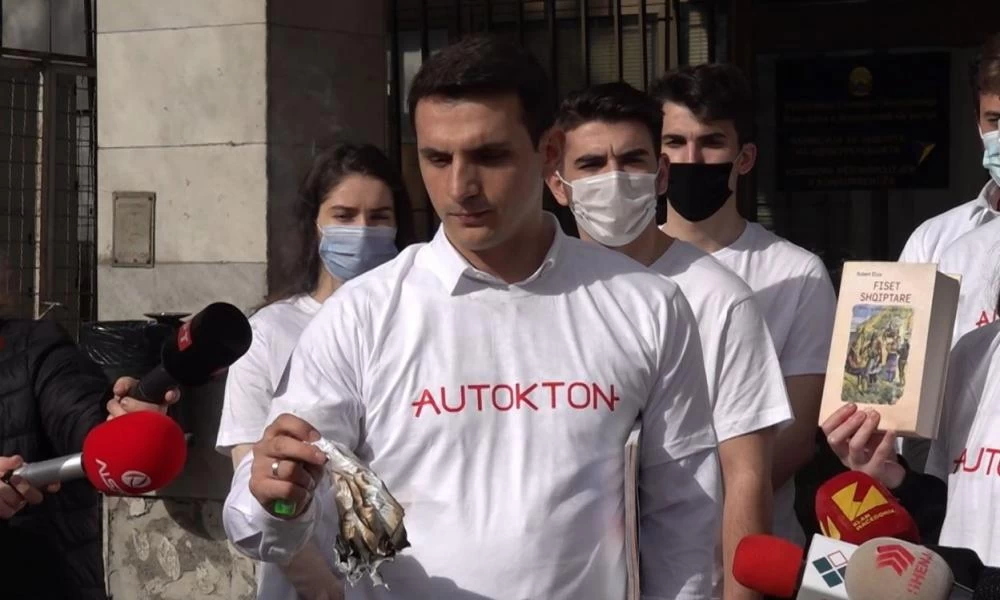 Σκόπια: Αλβανοί έκαψαν σχολικό βιβλίο που λέει ότι η καταγωγή τους είναι Ρομά, Τούρκικη και Κιρκάσια